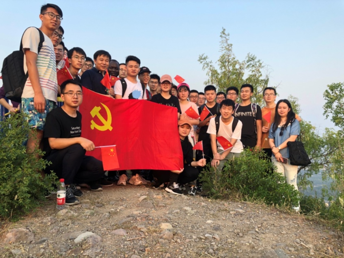 合影-黨旗.jpg