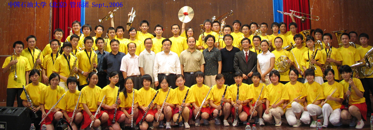 音樂會結束后,校領導們上臺與全體師生合影留念