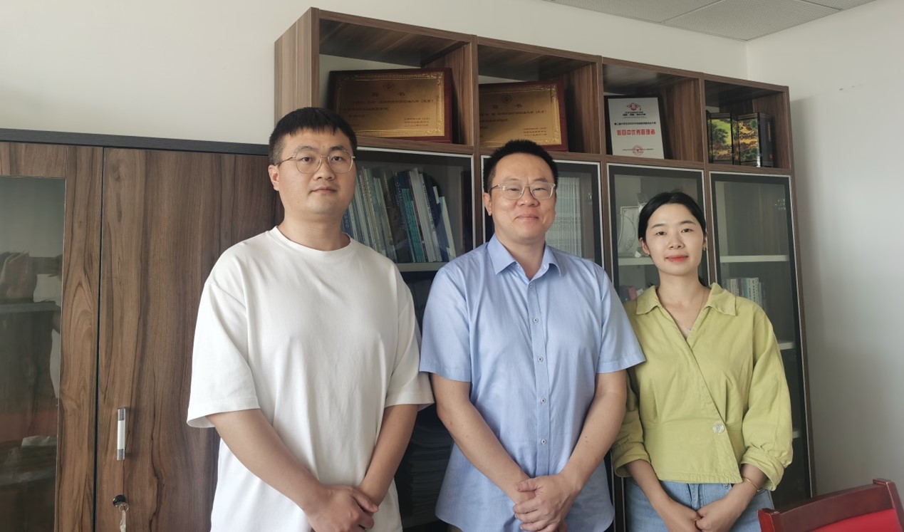 金鐳教授案例開發團隊：（左起）胡浩渺、金鐳教授、李驕楊.jpg